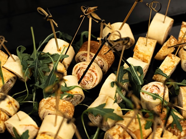 BROCHETAS DE ROASTBEEF CON PERLA DE CEBOLLA