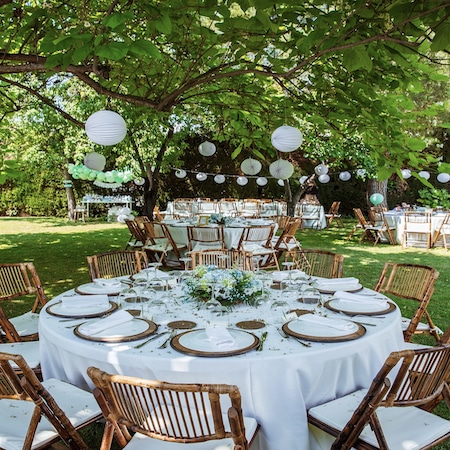 Mesa de banquete de boda montada al aire libre