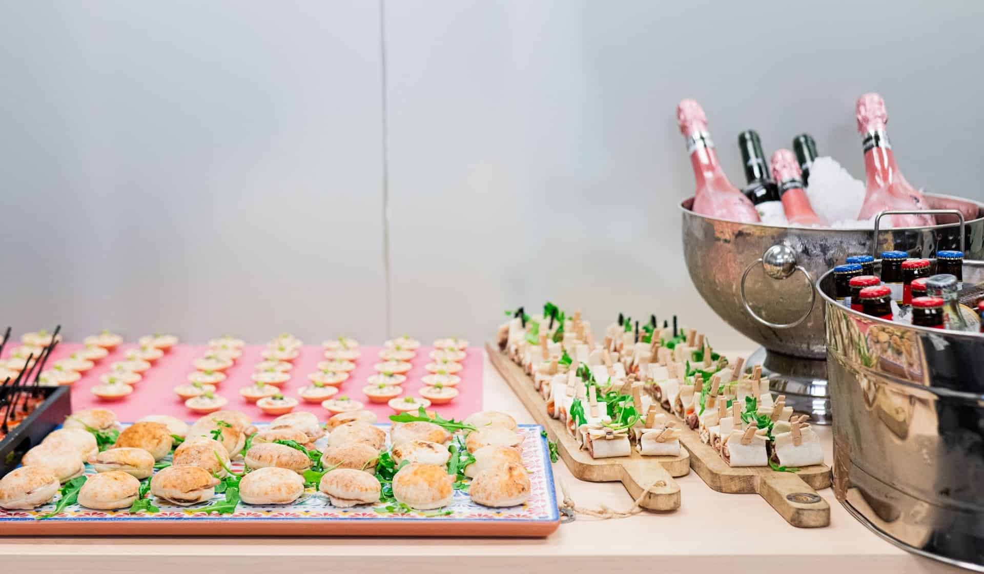 Mesa de aperitivos preparada por Catering de Lisi en un evento en Madrid