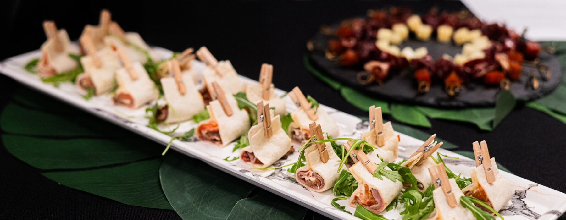 Catering de Lisi ofrece menús de picoteo para eventos informales servidos en bandejas